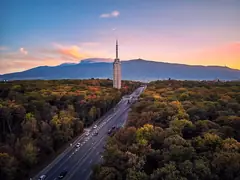 Телевизионната кула в София, зад нея Витоша