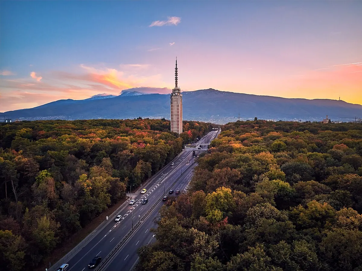 Телевизионната кула в София, зад нея Витоша